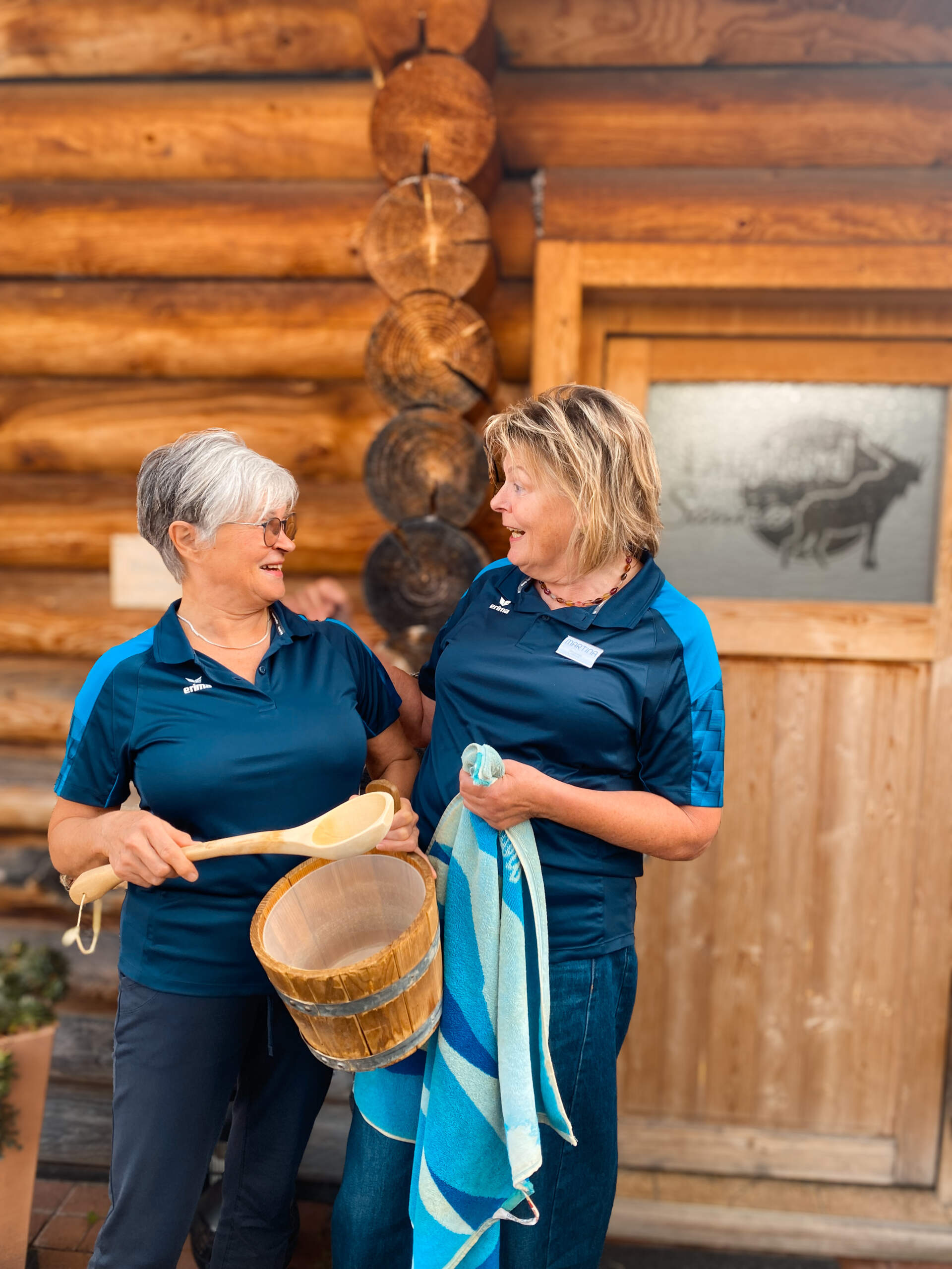 Gudrun und Martina vom Saunateam vor der Lappland-Sauna bei Fit & Fun Eschwege